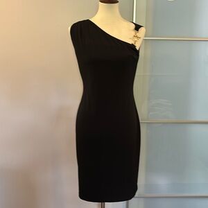 Black cocktail dress with gold detail, stretch size 6-8, evening. Flattering 👗